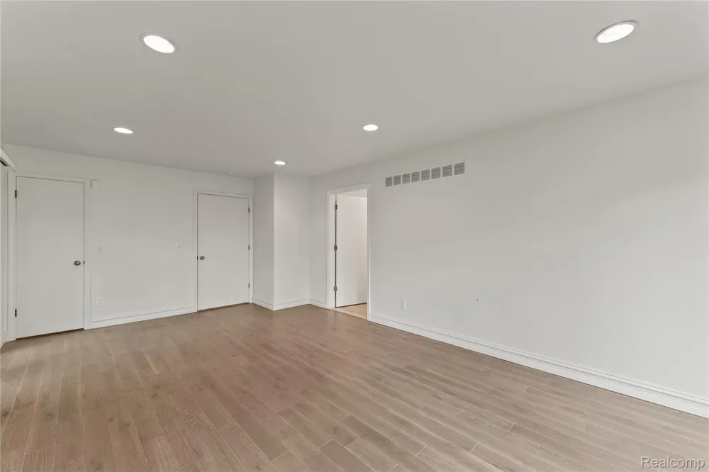 1948 PINE RIDGE LANE Bloomfield Charter Township, MI 48302