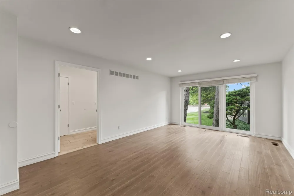 1948 PINE RIDGE LANE Bloomfield Charter Township, MI 48302