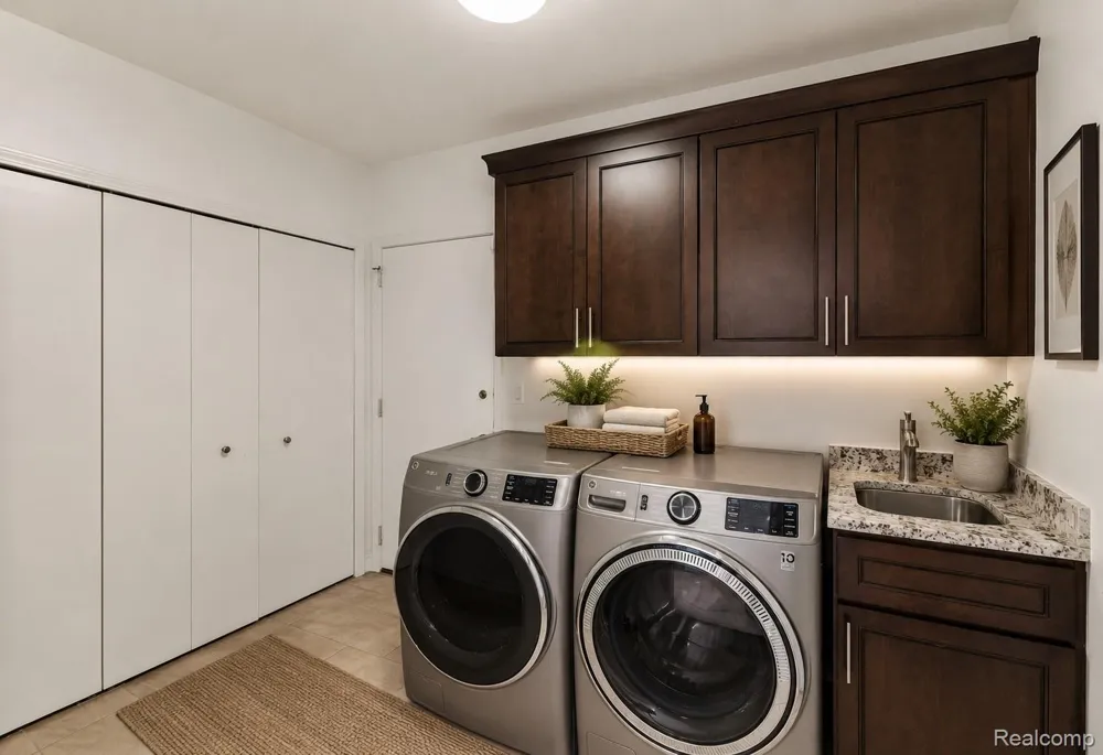 1948 PINE RIDGE LANE Bloomfield Charter Township, MI 48302