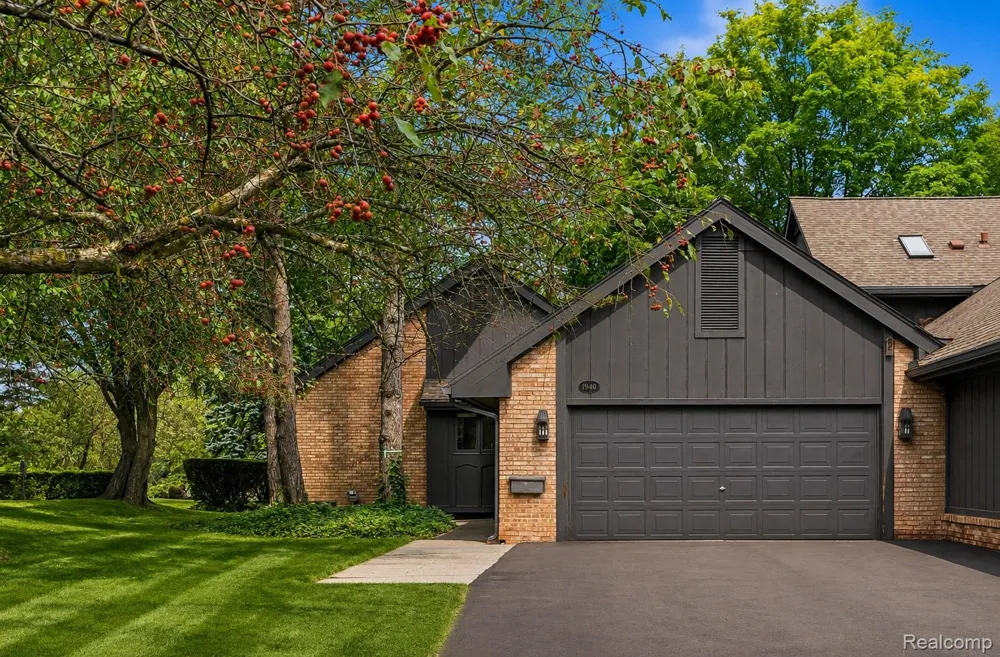 1948 PINE RIDGE LANE Bloomfield Charter Township, MI 48302