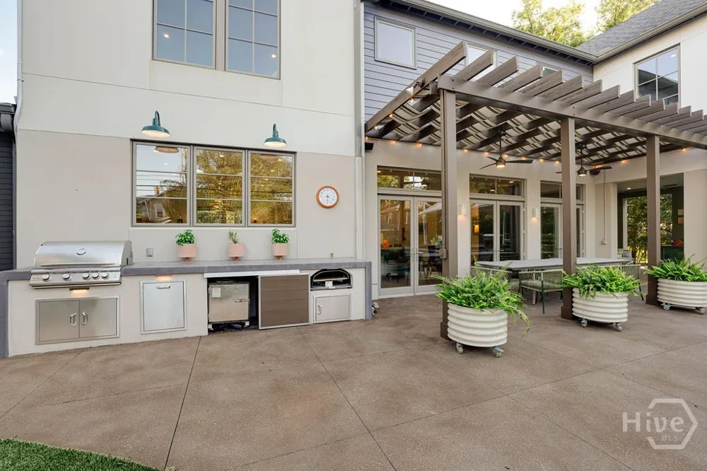 714 E Victory Drive Savannah, GA 31405