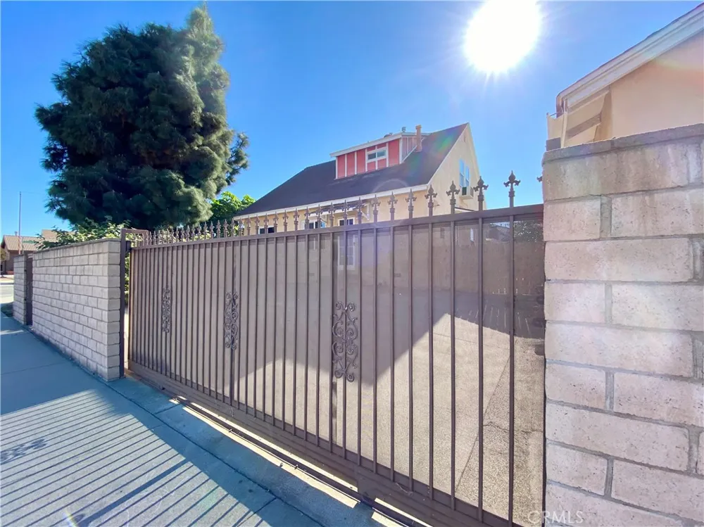875 Garsden Covina, CA 91724