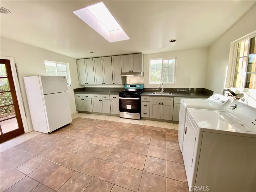 875 Garsden Covina, CA 91724
