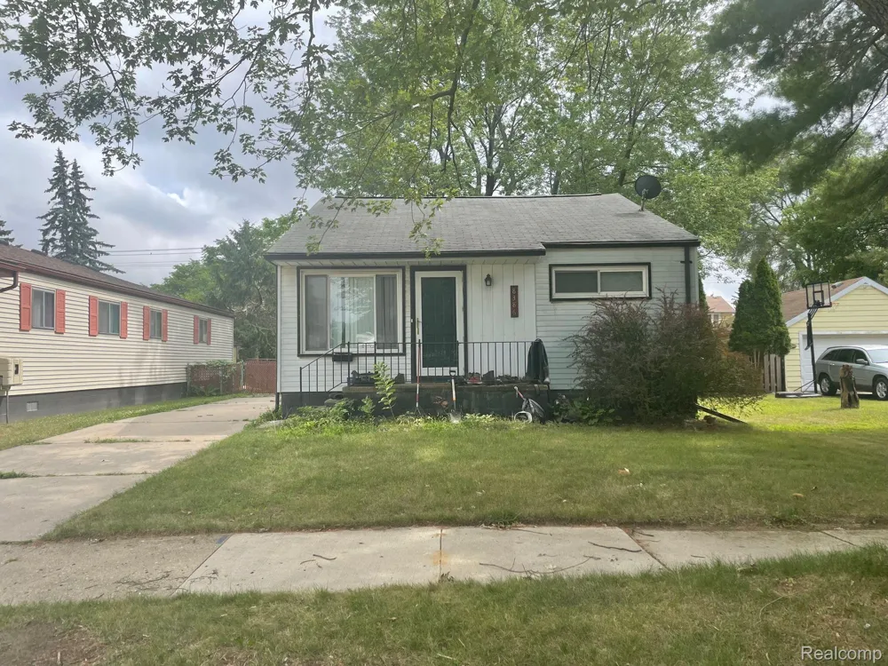 8386 CENTRAL Center Line City, MI 48015