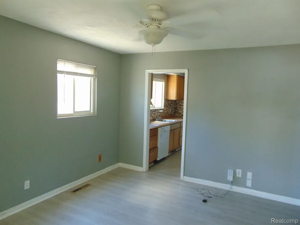 8386 CENTRAL Center Line City, MI 48015