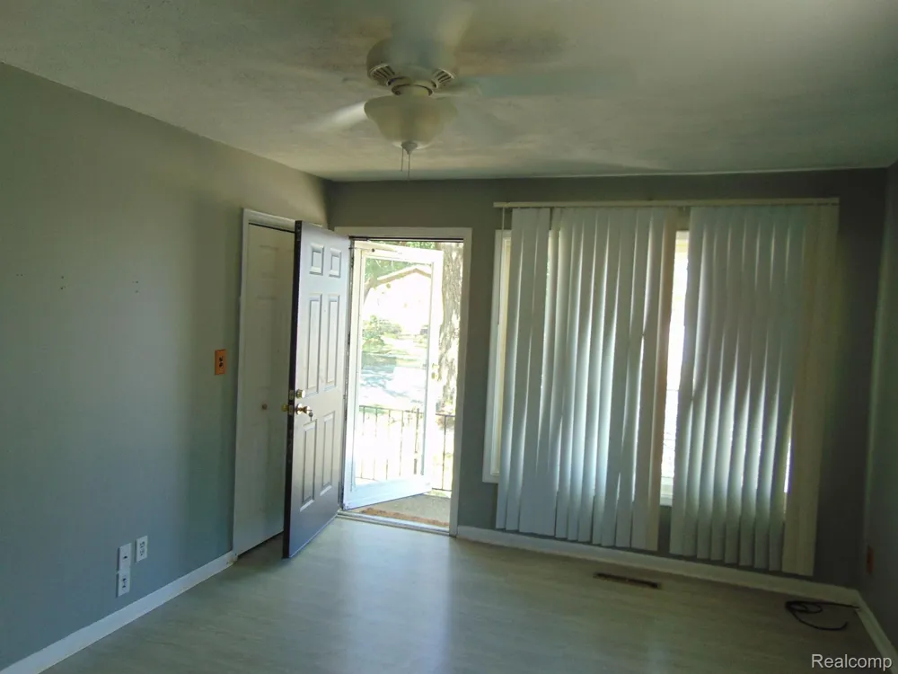 8386 CENTRAL Center Line City, MI 48015