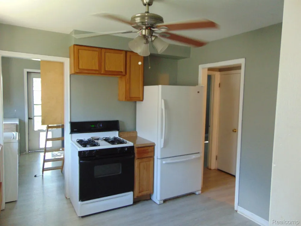 8386 CENTRAL Center Line City, MI 48015
