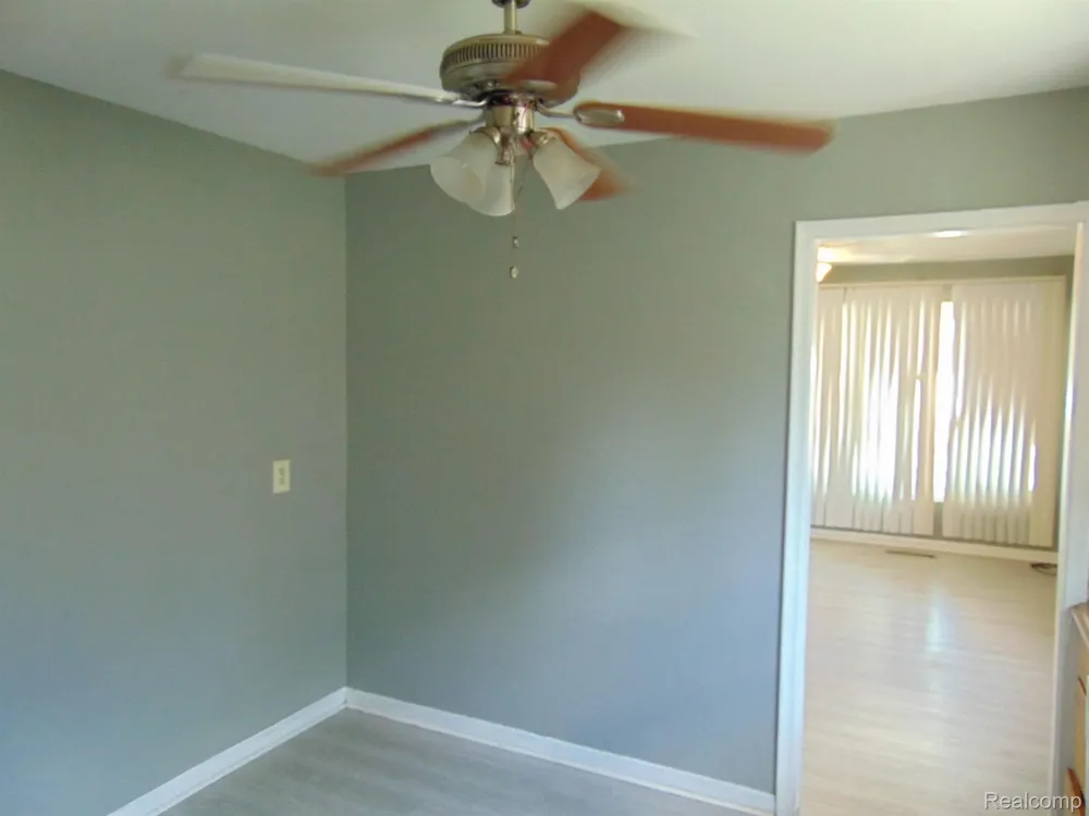 8386 CENTRAL Center Line City, MI 48015