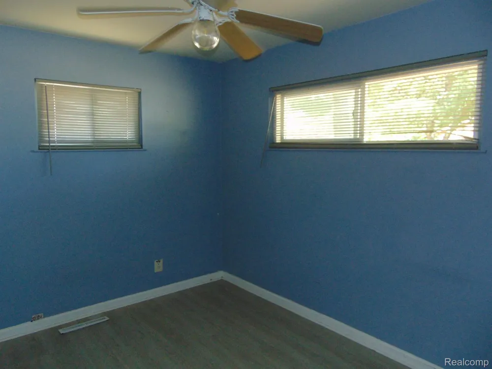 8386 CENTRAL Center Line City, MI 48015
