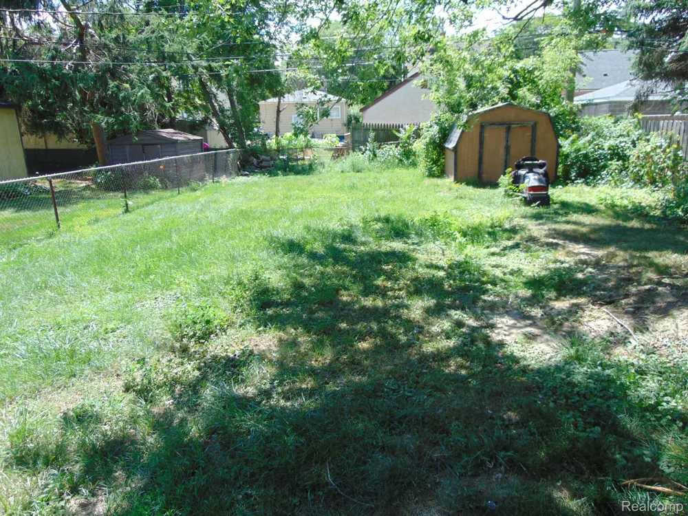 8386 CENTRAL Center Line City, MI 48015