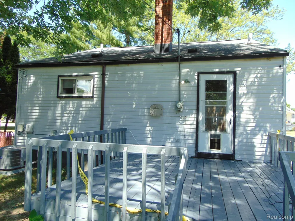8386 CENTRAL Center Line City, MI 48015