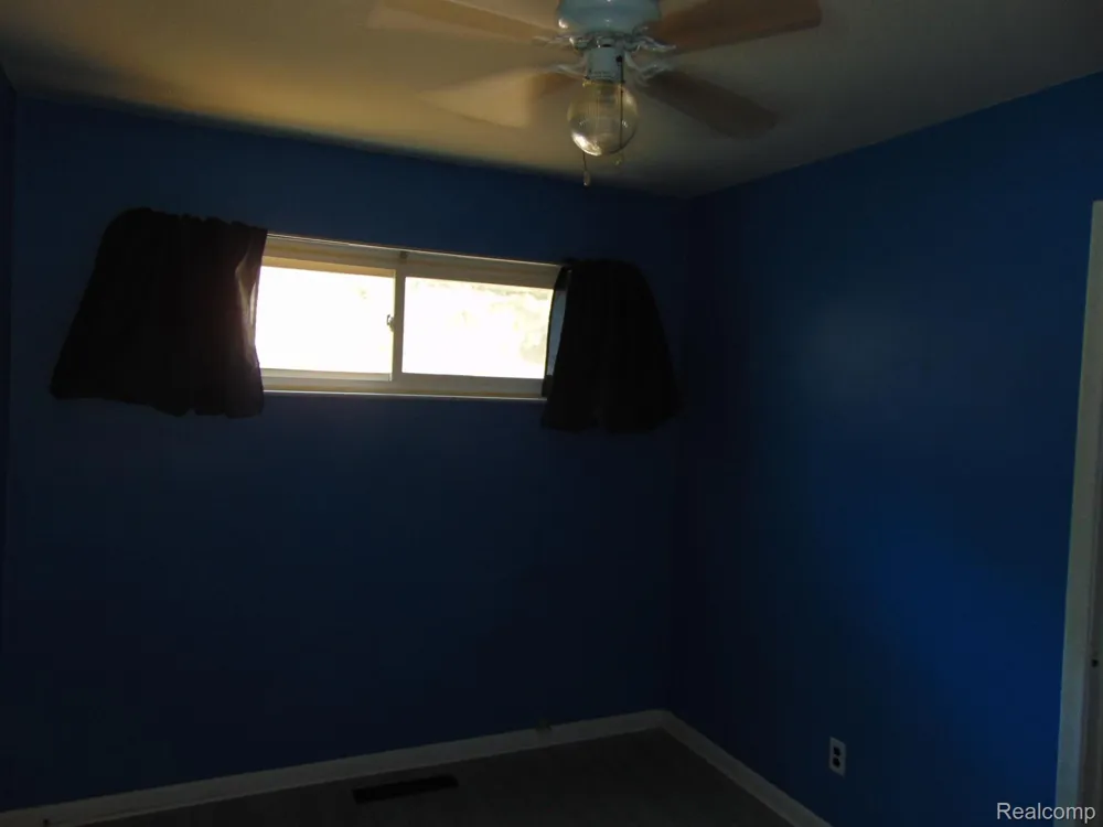 8386 CENTRAL Center Line City, MI 48015
