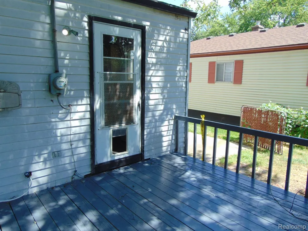 8386 CENTRAL Center Line City, MI 48015