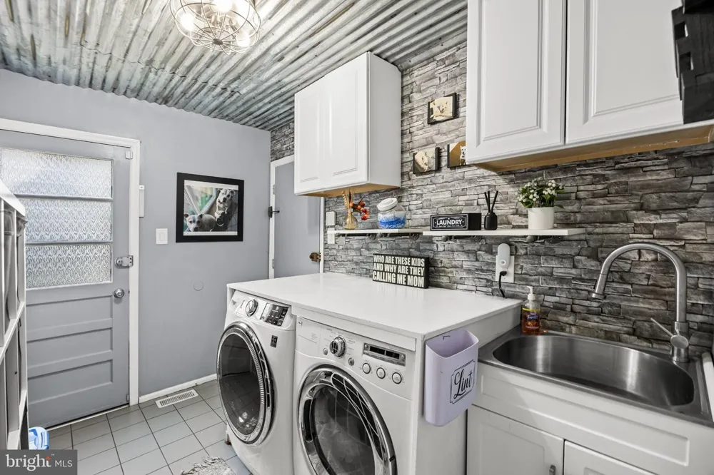 5 CHATEAU DRIVE Cherry Hill, NJ 08003