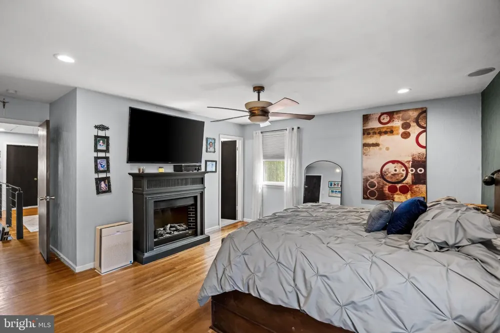 5 CHATEAU DRIVE Cherry Hill, NJ 08003