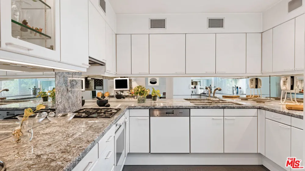 853 S Bundy Drive Los Angeles, CA 90049