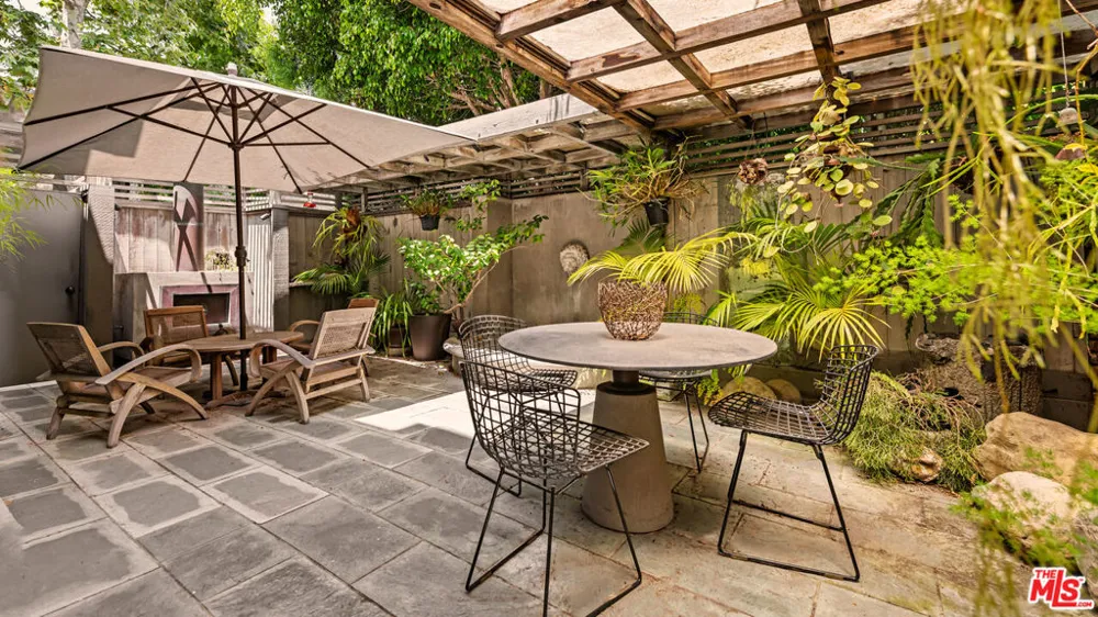853 S Bundy Drive Los Angeles, CA 90049