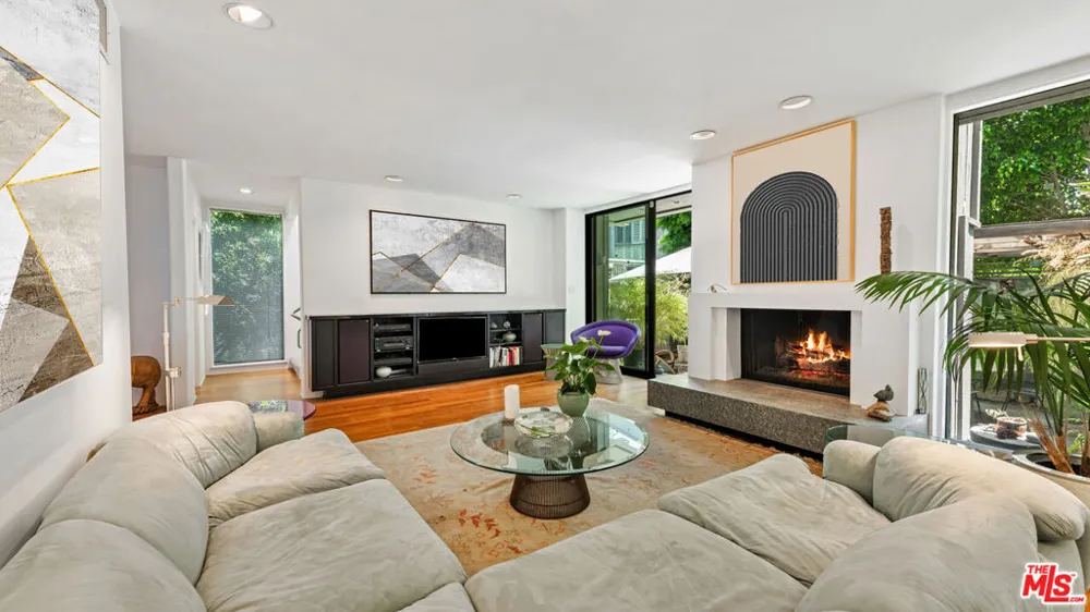 853 S Bundy Drive Los Angeles, CA 90049