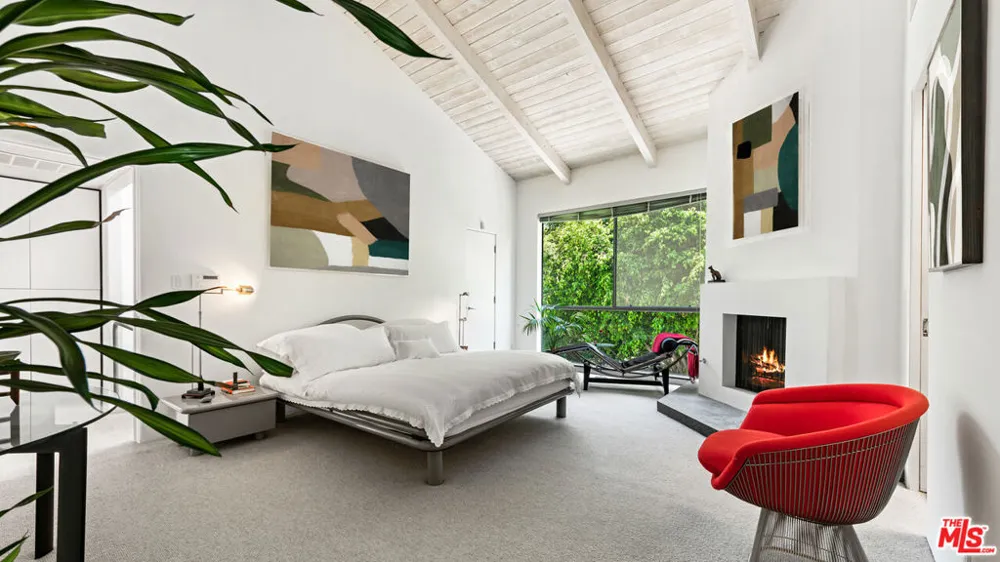 853 S Bundy Drive Los Angeles, CA 90049