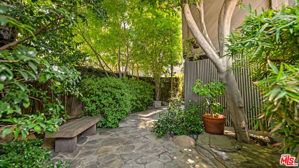 853 S Bundy Drive Los Angeles, CA 90049