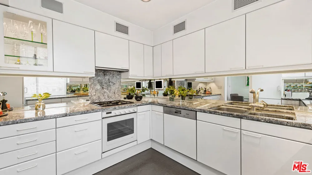 853 S Bundy Drive Los Angeles, CA 90049