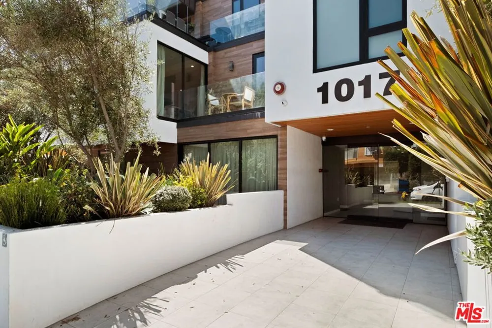 1017 Croft #PH01 Los Angeles, CA 90069