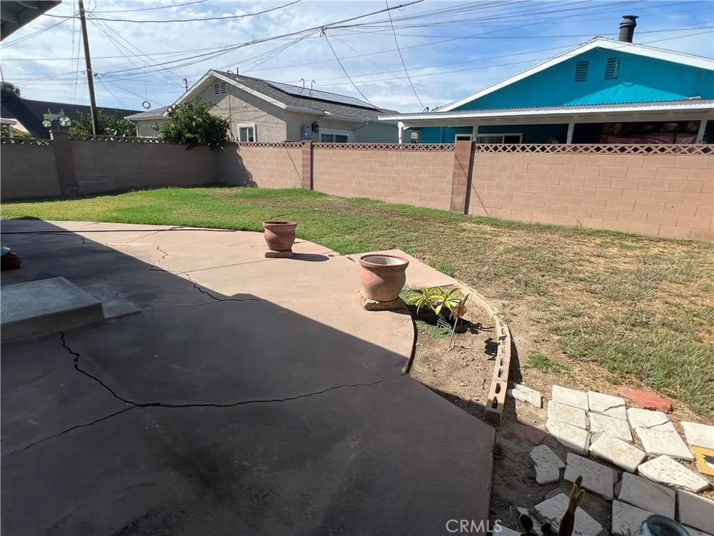 12413 Gradwell Lakewood, CA 90715
