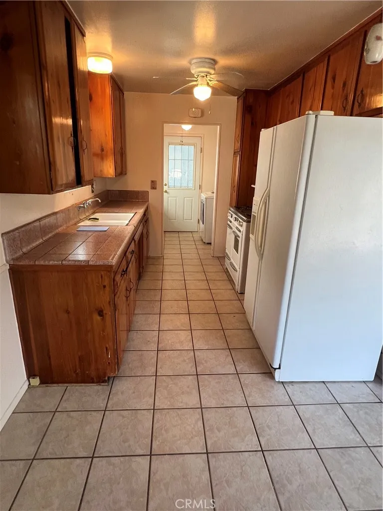 12413 Gradwell Lakewood, CA 90715
