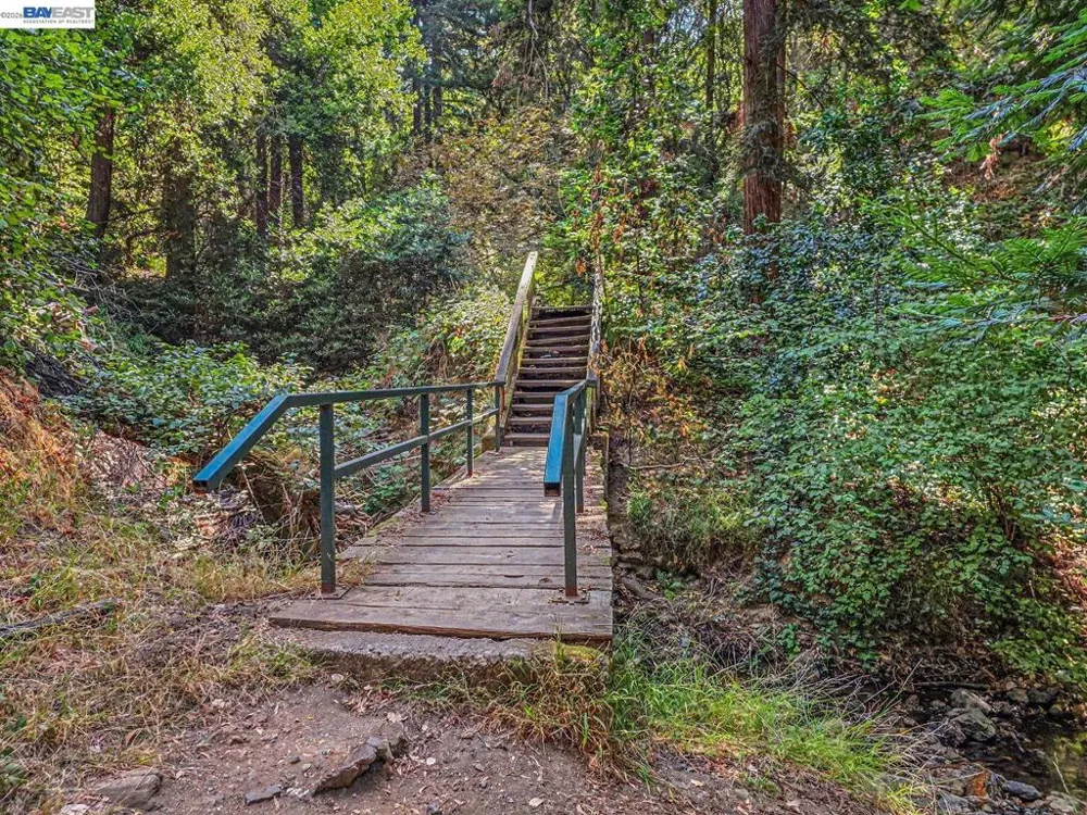 4015 Rusting Ave Oakland, CA 94605