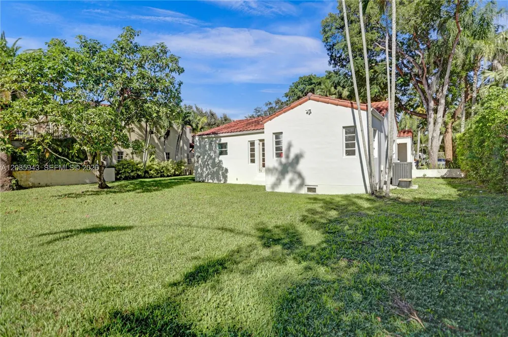2214 Segovia Cir Coral Gables, FL 33134