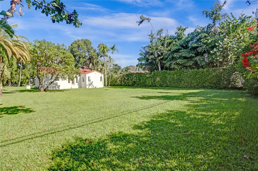 2214 Segovia Cir Coral Gables, FL 33134
