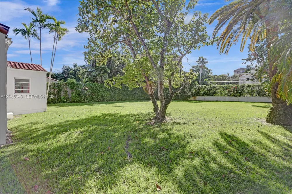 2214 Segovia Cir Coral Gables, FL 33134