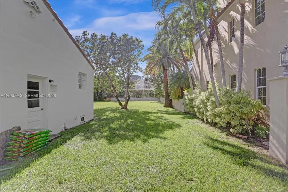 2214 Segovia Cir Coral Gables, FL 33134