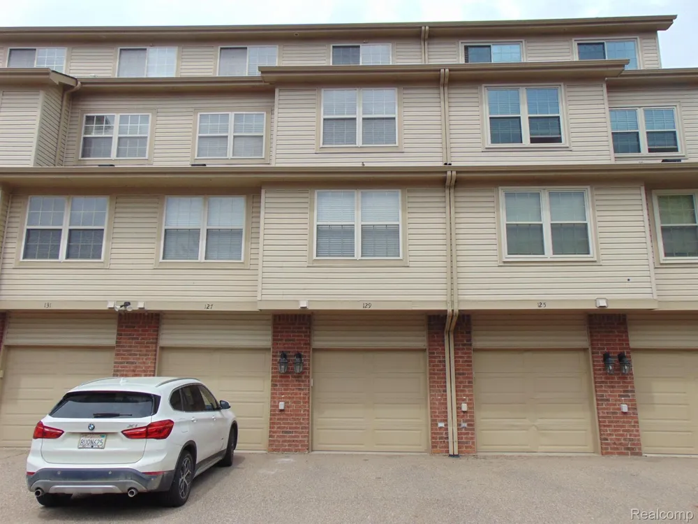 129 E BAY DRIVE Walled Lake City, MI 48390