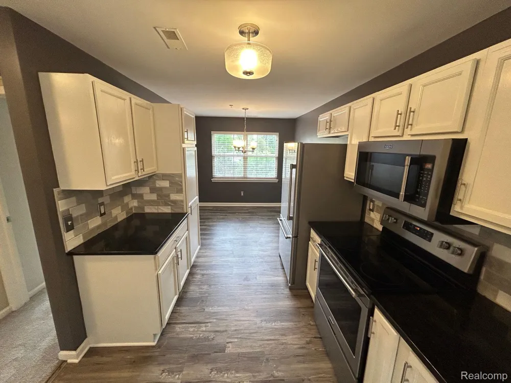 129 E BAY DRIVE Walled Lake City, MI 48390