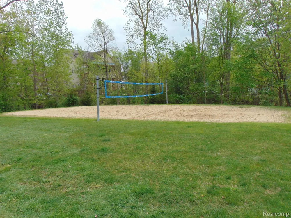 129 E BAY DRIVE Walled Lake City, MI 48390