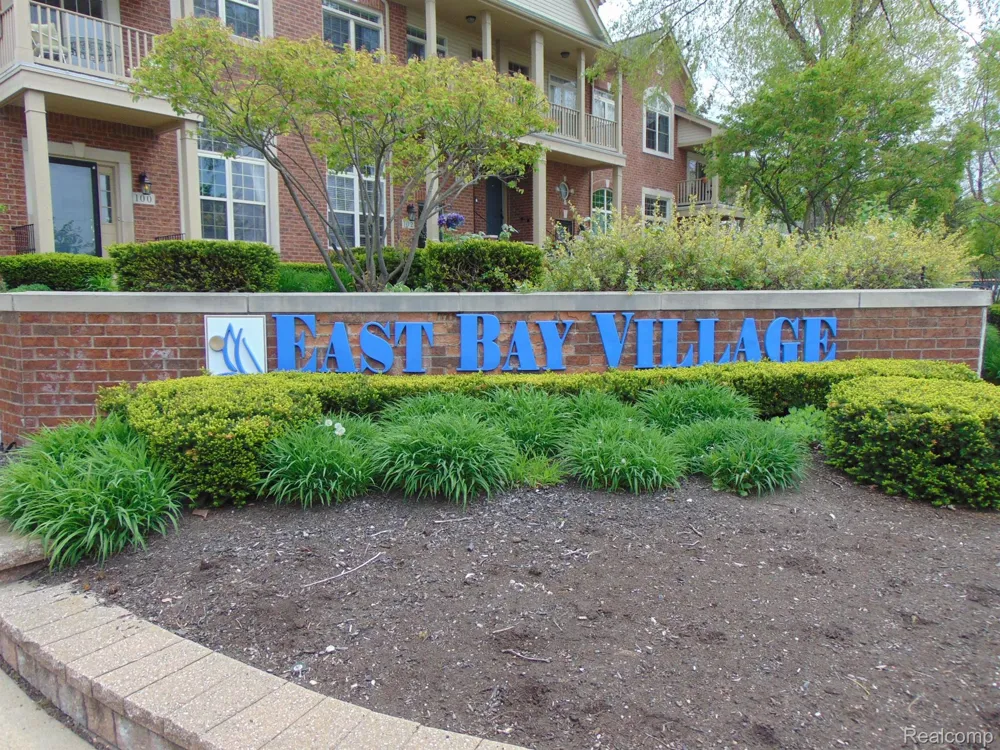 129 E BAY DRIVE Walled Lake City, MI 48390