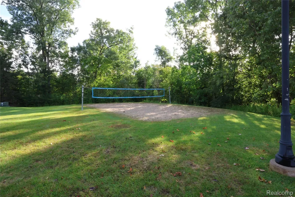 129 E BAY DRIVE Walled Lake City, MI 48390