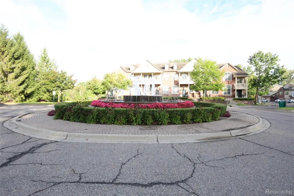 129 E BAY DRIVE Walled Lake City, MI 48390