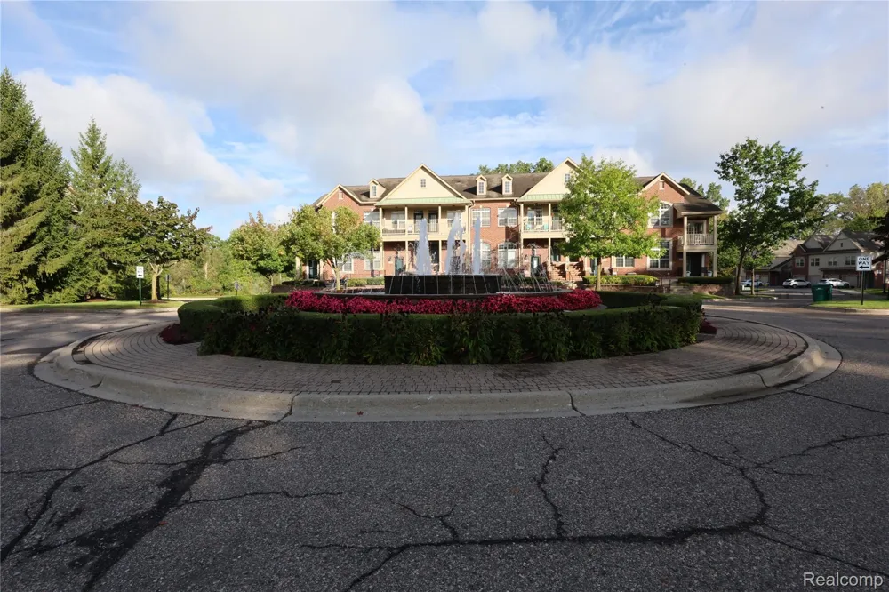 129 E BAY DRIVE Walled Lake City, MI 48390
