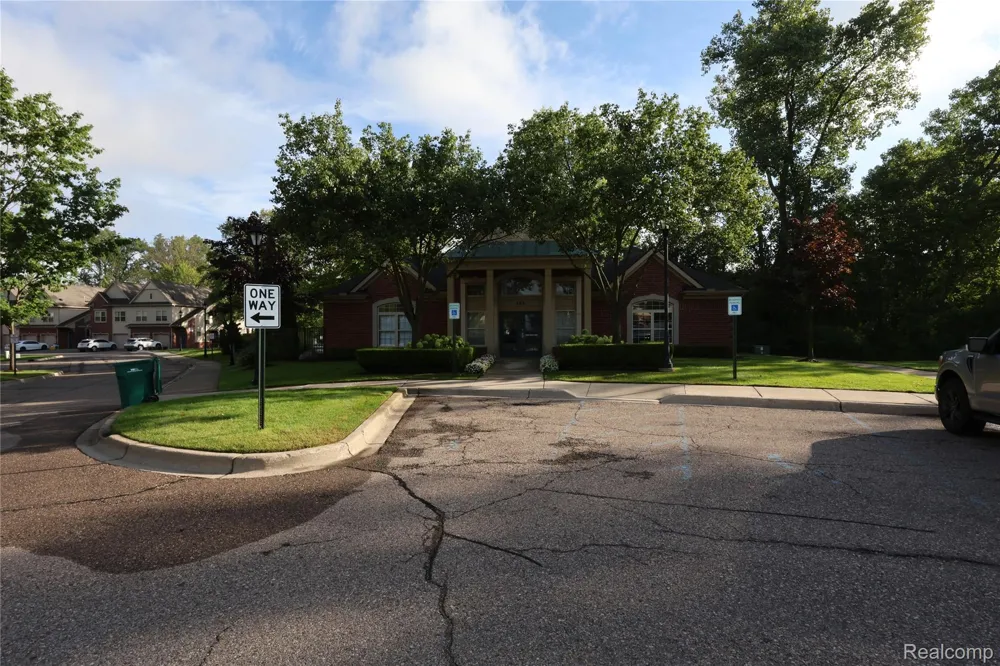 129 E BAY DRIVE Walled Lake City, MI 48390
