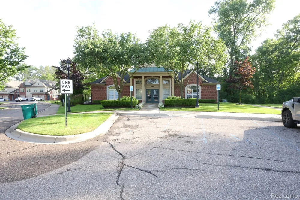 129 E BAY DRIVE Walled Lake City, MI 48390