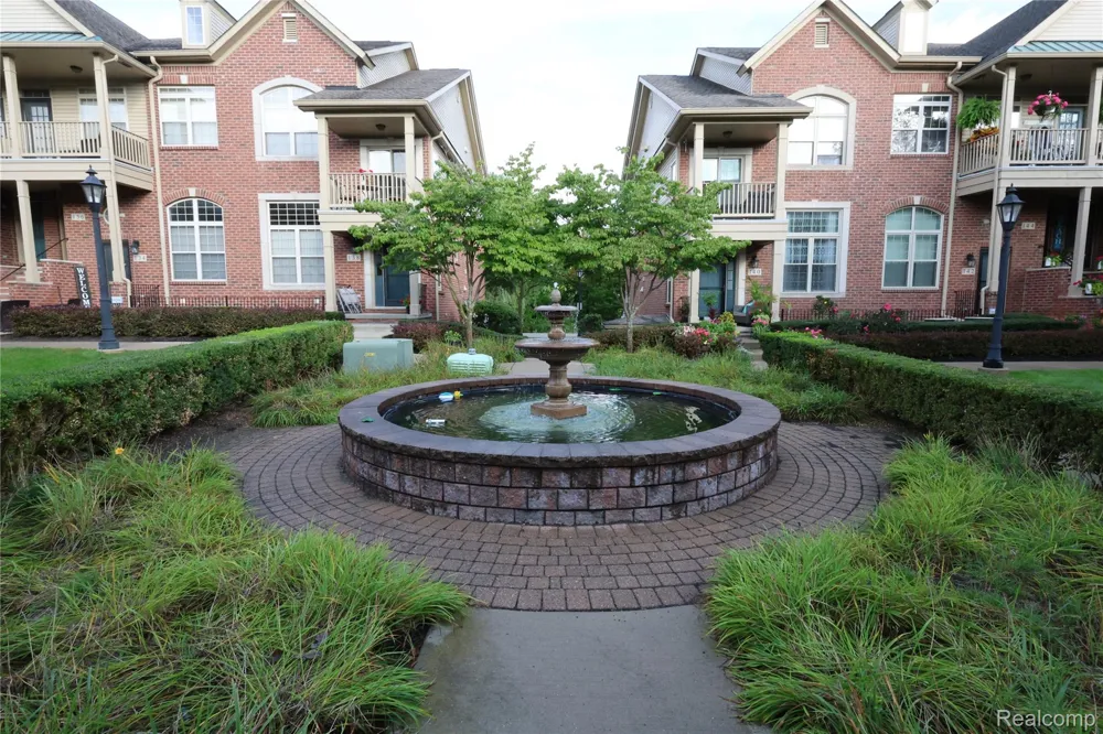 129 E BAY DRIVE Walled Lake City, MI 48390