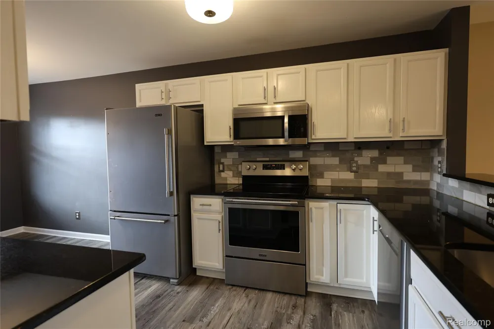 129 E BAY DRIVE Walled Lake City, MI 48390