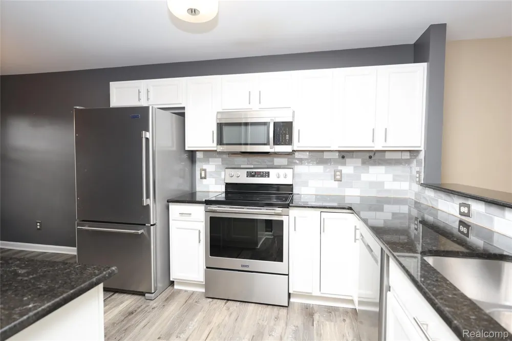129 E BAY DRIVE Walled Lake City, MI 48390
