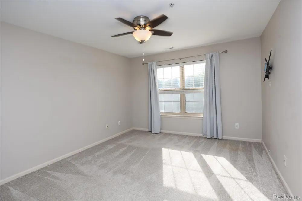 129 E BAY DRIVE Walled Lake City, MI 48390