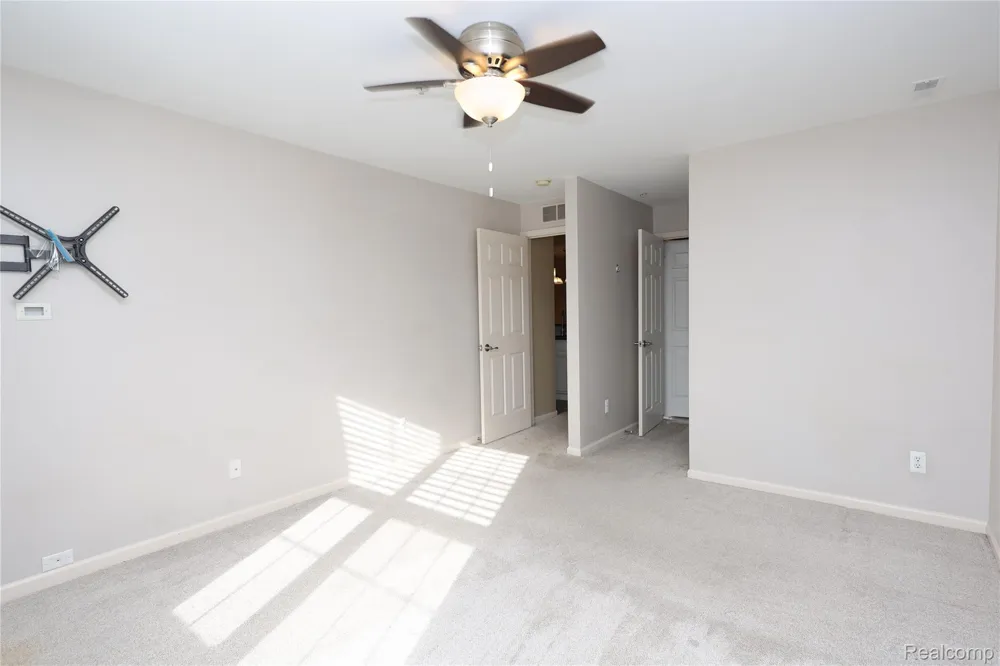 129 E BAY DRIVE Walled Lake City, MI 48390