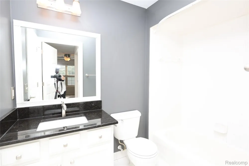 129 E BAY DRIVE Walled Lake City, MI 48390