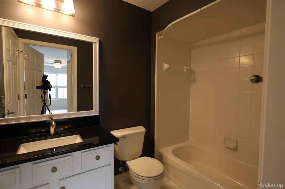 129 E BAY DRIVE Walled Lake City, MI 48390
