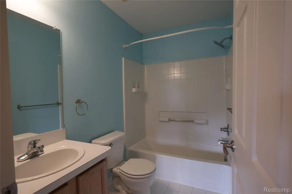 129 E BAY DRIVE Walled Lake City, MI 48390